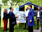 Bundesbauministerin Geywitz, Bausenatorin Ünsal, Senatsbaudirektorin Prof. Reuther und Beiratssprecher Osterkamp tauschen sich über das Bauprojekt Seehöfe aus  
˜ Bildnachweis: Choppens