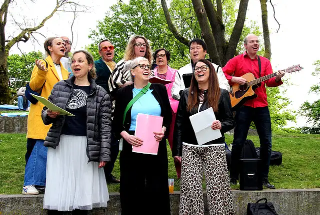 Gesangsdarbietungen auf dem H&uuml;gel