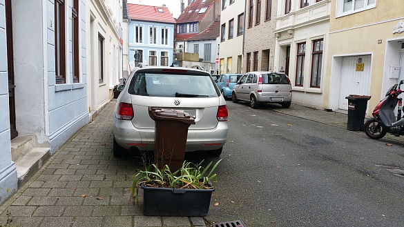 Aufgesetzt parkende Fahrzeuge