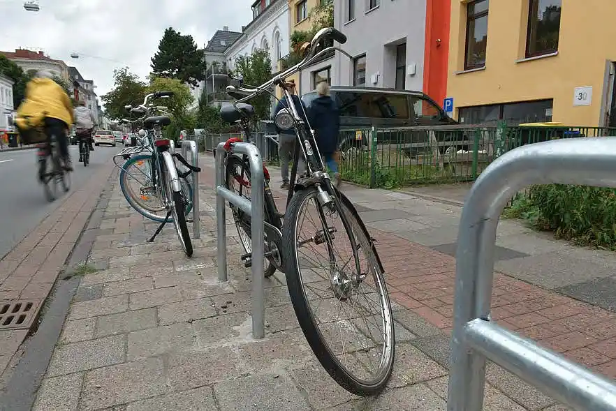 Fahrradb&uuml;gel in L&auml;ngsaufstellung