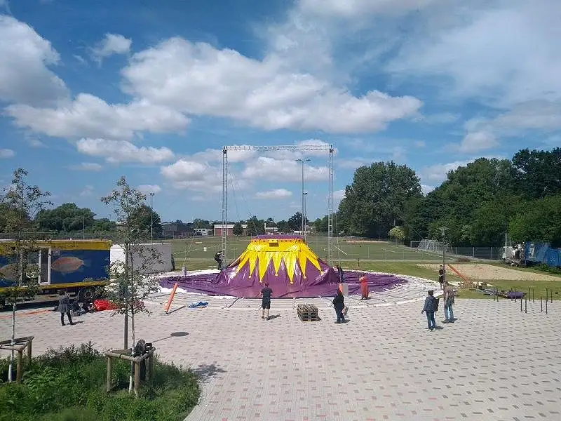 Aufbau des Zirkuszeltes im Sommer 2020