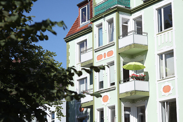 Beispielbild eines Miethauses, Altbau hellgrün gestrichen