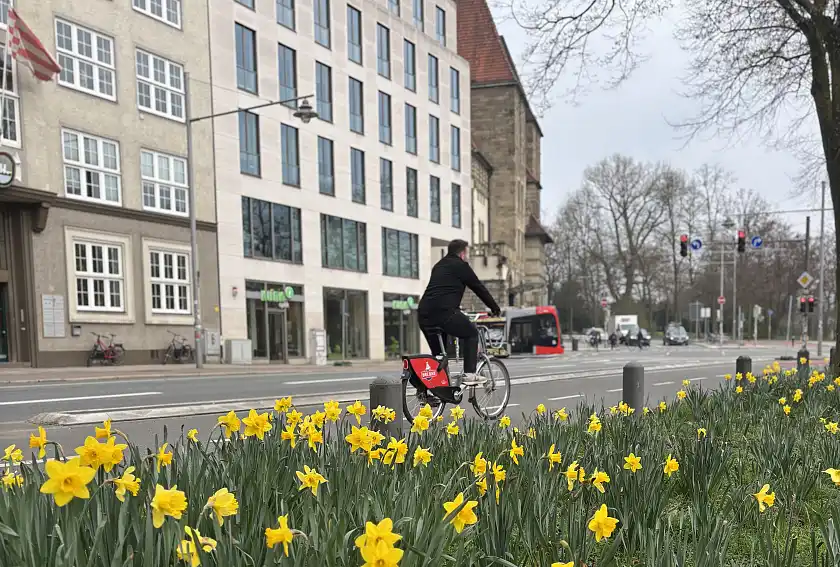 Mann fährt auf einem Bre.Bike auf dem Radweg Am Wall