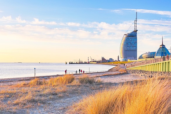 Ansicht eines bekannten Hotels an der Wesermündung in Bremerhaven