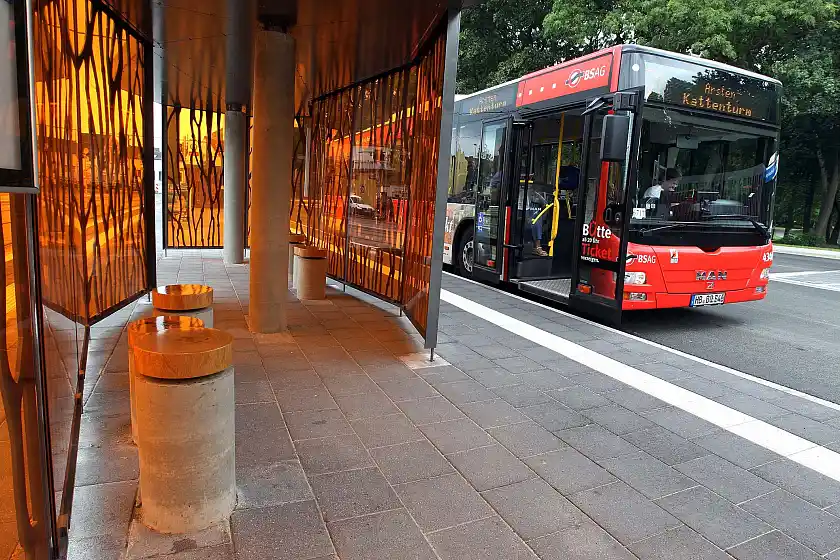 Bus der BSAG stehend an Bushaltestelle