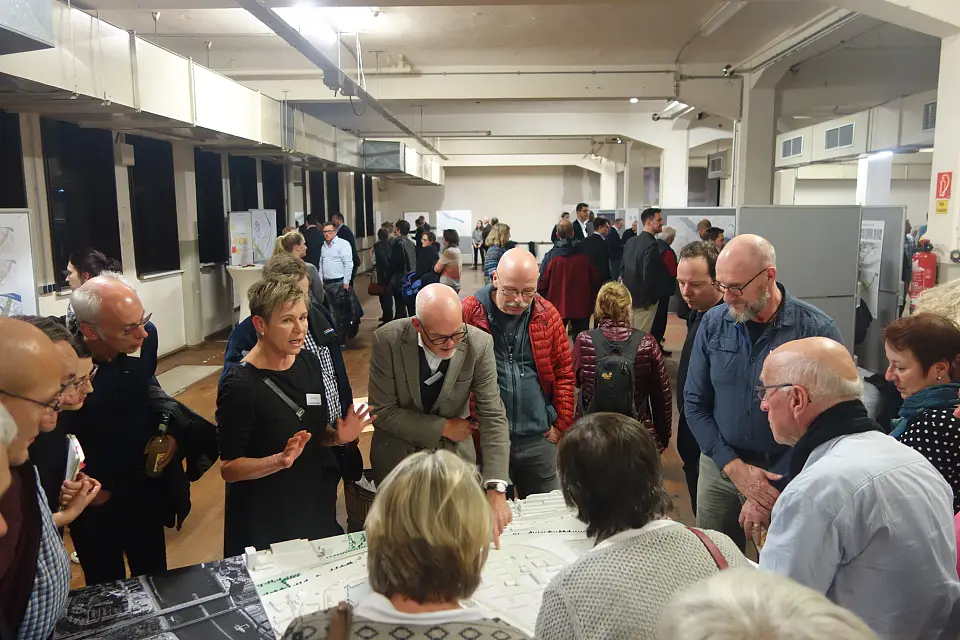 Zahlreiche Besucherinnen und Besucher bei der Planungswerktstatt zum Entwicklungsgebiet Vorderes Woltmershausen
