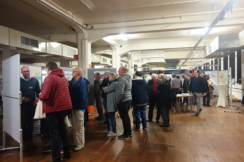 Zahlreiche Besucherinnen und Besucher bei der Planungswerktstatt zum Entwicklungsgebiet Vorderes Woltmershausen