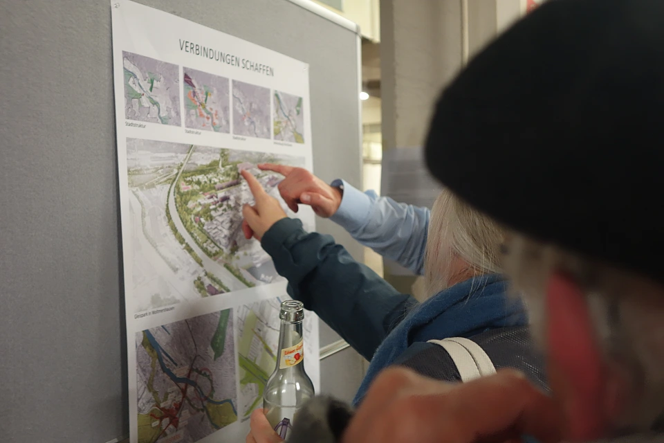 Zahlreiche Besucherinnen und Besucher bei der Planungswerktstatt zum Entwicklungsgebiet Vorderes Woltmershausen