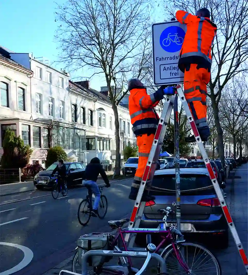 Die neuen Schilder werden angebracht