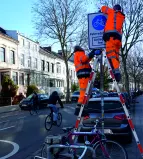 Die neuen Schilder werden angebracht