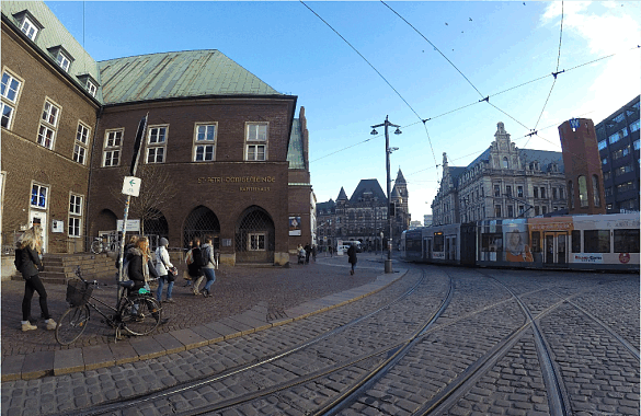 Blick vom Markplatz kommend auf die Domsheide mit dem Konzerthaus Die Glocke im Hintergrund
