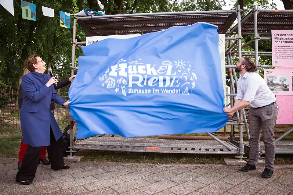Bundesbauministerin Geywitz, Bausenatorin &Uuml;nsal und Neustadts Beiratssprecher Osterkamp er&ouml;ffnen Fr&uuml;hlingsfest in Huckelriede