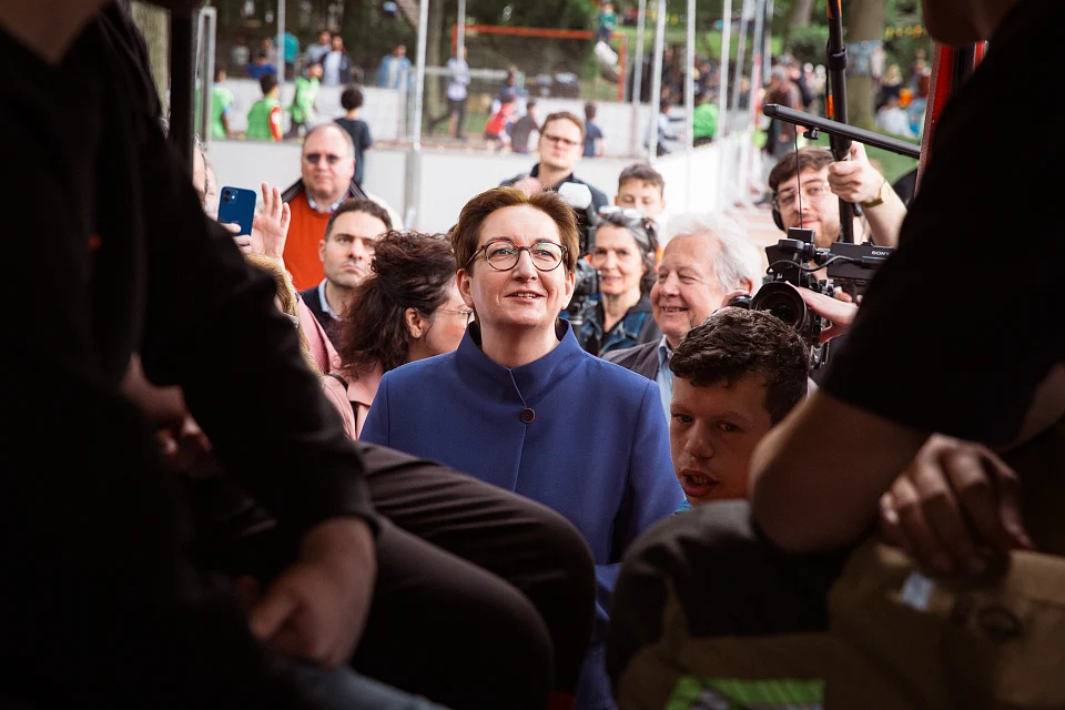 Bundesbauministerin Klara Geywitz unterh&auml;lt sich mit Akteuren des Fr&uuml;hlingsfestes in Huckelriede