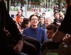 Bundesbauministerin Klara Geywitz unterhält sich mit Akteuren des Frühlingsfestes in Huckelriede 
˜ Bildnachweis: Jasper Wessel