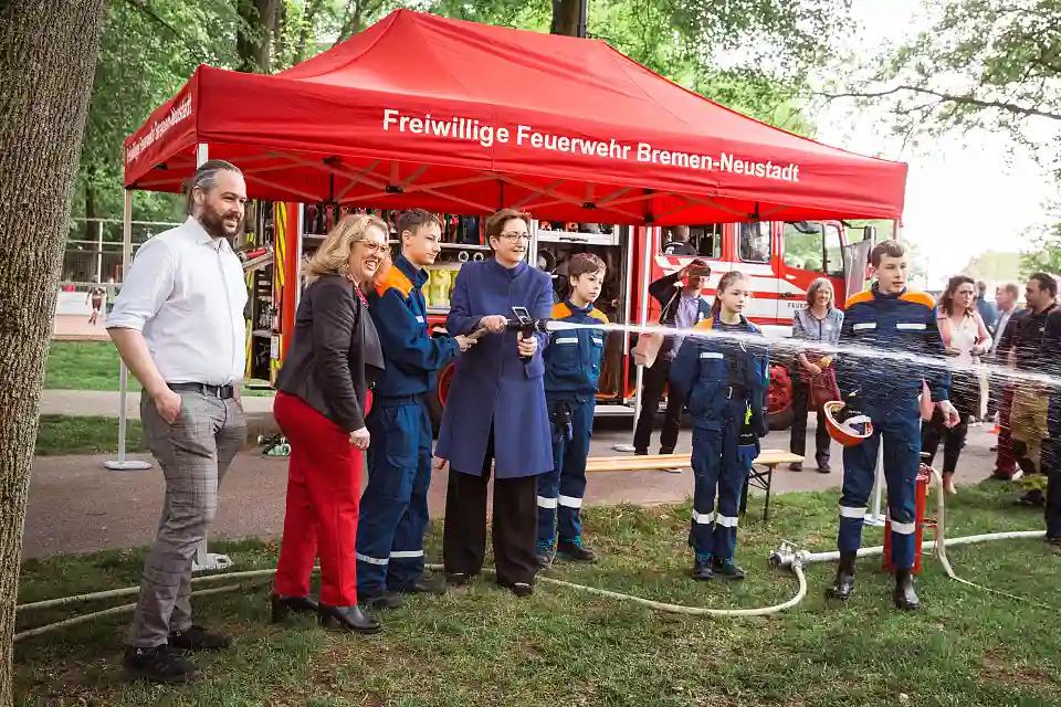 Bundesbauministerin Klara Geywitz, Bausenatorin &Ouml;zlem &Uuml;nsal und Beiratssprecher Johannes Osterkamp informieren sich am Stand der Freiwilligen Feuerwehr Bremen-Neustadt