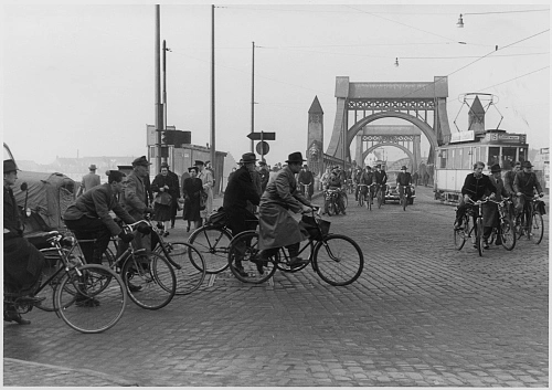 Radfahrer vor der Gro&szlig;en Weserbr&uuml;cke 1951 (heute Wilhelm-Kaisen-Br&uuml;cke). Quelle: Staatsarchiv Bremen
