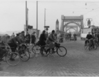 Radfahrer vor der Großen Weserbrücke 1951 (heute Wilhelm-Kaisen-Brücke). Quelle: Staatsarchiv Bremen