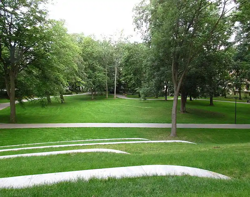 Das Foto zeigt den terrassierten H&uuml;gel von Oben mit freiem Blick in den Park