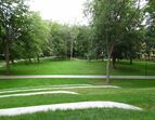 Das Foto zeigt den terrassierten Hügel von Oben mit freiem Blick in den Park