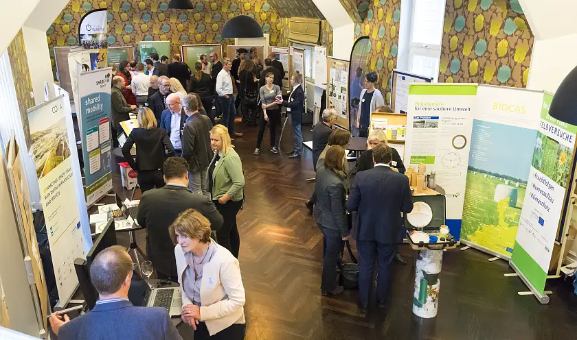 Der Marktplatz der Projekte als Ort f&uuml;r Austausch und Begegnung (c)Thomas Hellmann|SKUMS