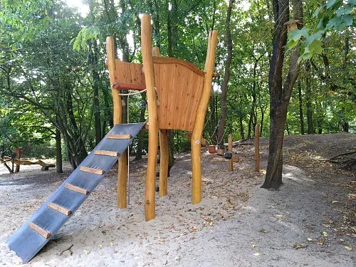 Ansicht des Kletterturms auf Spielgelände