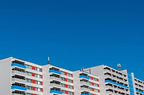 Mehrfamilienhaus vor blauem Himmel