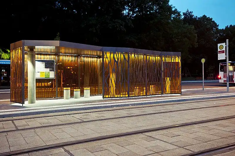 Beleuchteter Fahrgastunterstand in der Abendd&auml;mmerung