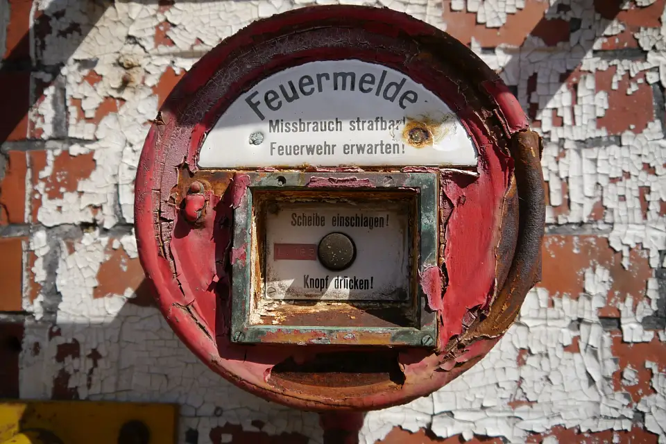 Zeigt einen Feuermelder
