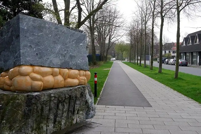 Neugestalteter Friedensweg im Bereich Dammacker Grashofstra&szlig;e mit Denkmal