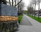 Neugestalteter Friedensweg im Bereich Dammacker Grashofstraße mit Denkmal