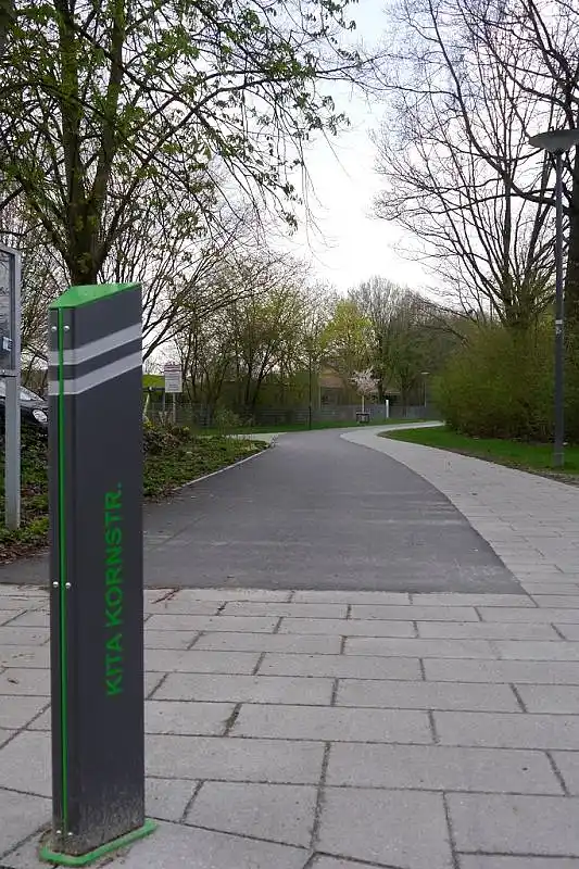 Neugestalteter Eingangsbereich von der Kornstra&szlig;e 