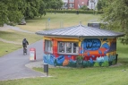 Von Graffitikünstler:innen gestalteter Kiosk (2023)