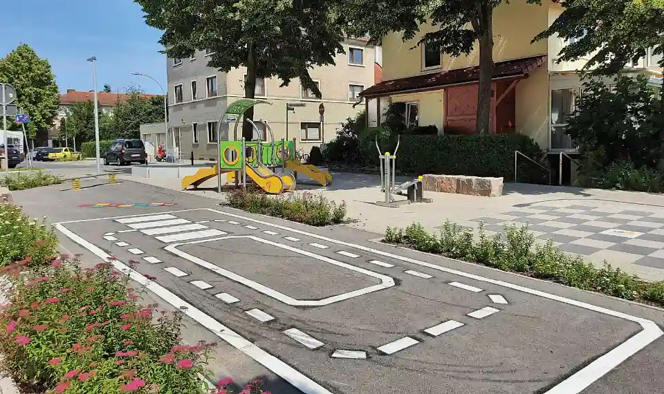 Spielplatz mit einem kleinen Parcours