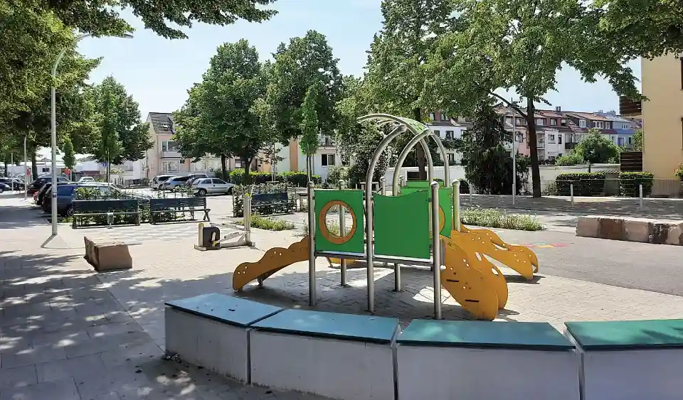 Spielplatz mit Rundbank und Spielelement