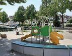 Spielplatz mit Rundbank und Spielelement