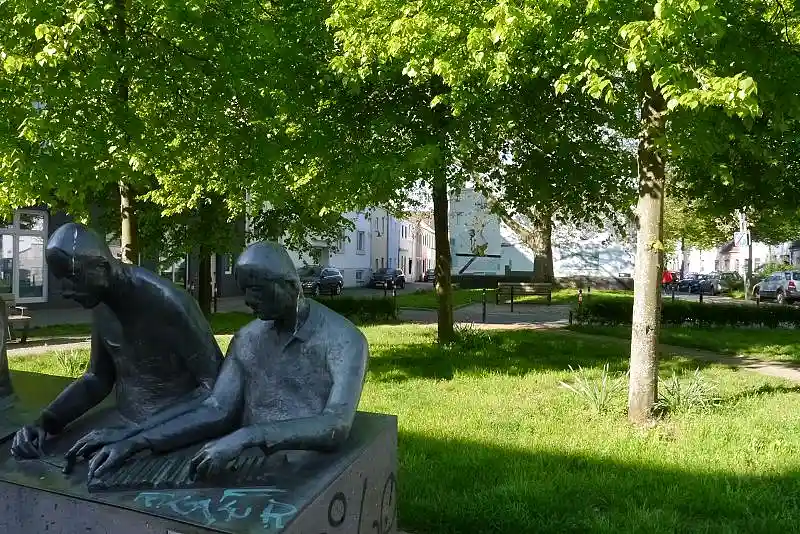 Platz mit Denkmal (Anschnitt)