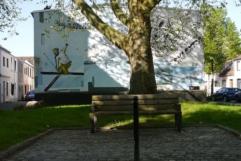 Sitzbank unter der Platane