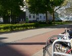 Neu angelegter Rad- und Gehweg im Kirchweg mit Fahrradbügeln
