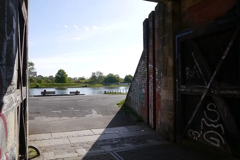 Blick durch den Deichschart auf den See