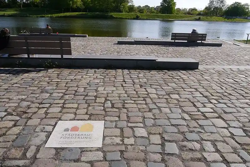 Podest mit Pflasterung und Sitzelementen