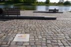 Podest mit Pflasterung und Sitzelementen