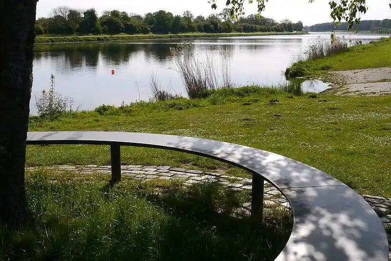 Rundsitzbank am Ufer