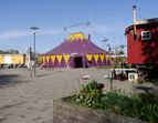 Der Zirkusplatz mit Zelt und Wagen