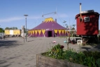 Der Zirkusplatz mit Zelt und Wagen