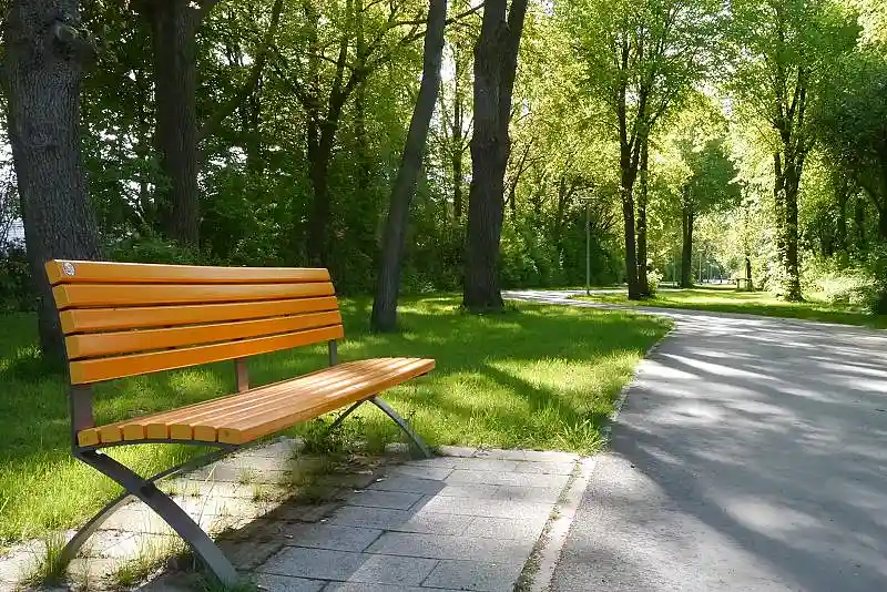 Sitzbank am neu gef&uuml;hrten Weg