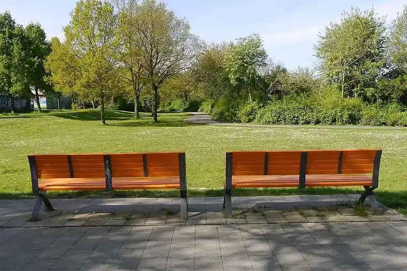 B&auml;nke mit Weitblick &uuml;ber eine Rasenfl&auml;che entlang der Gr&uuml;nachse