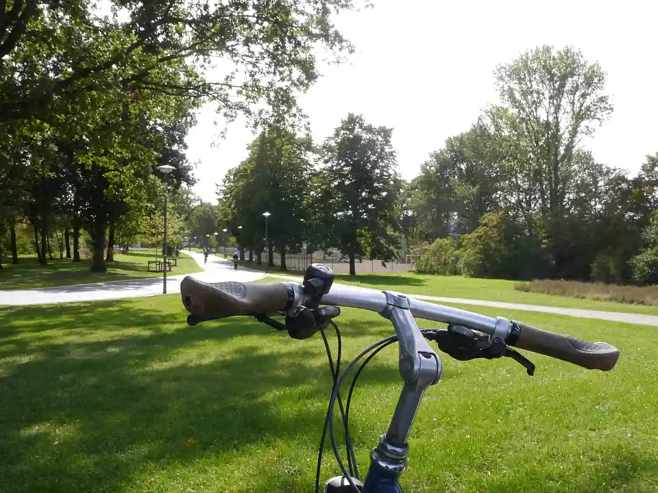 Fahrrad in der Neustadtswallanlage, Hohentor