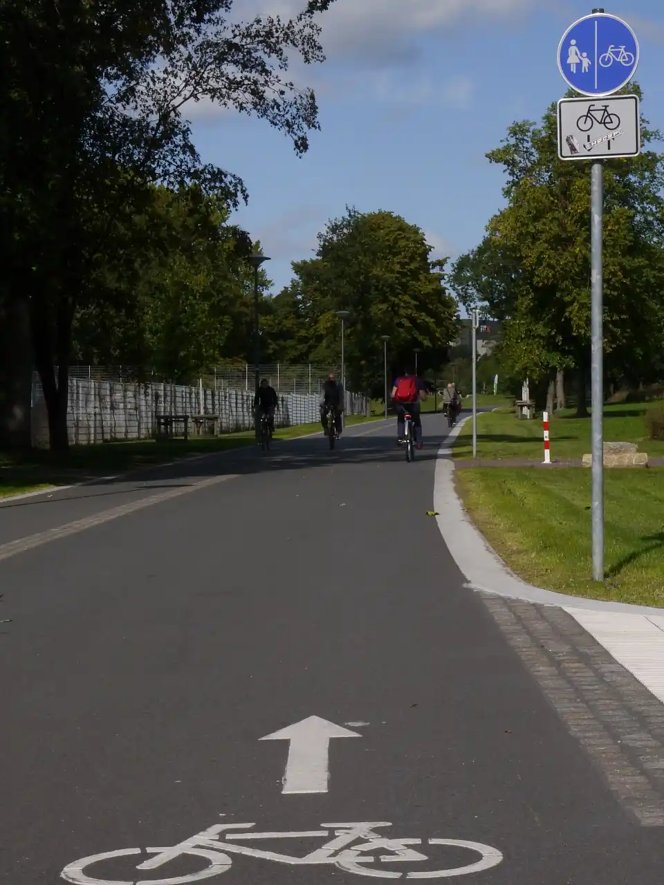 Viele Radfahrer*innen auf neuem Radweg im Hohentor