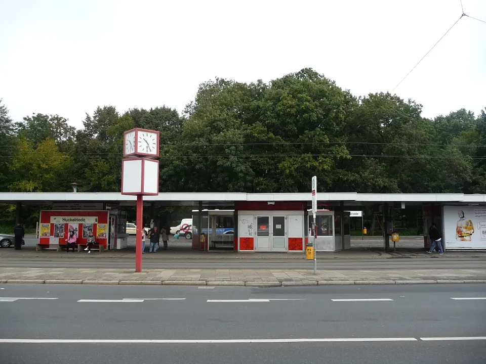 2011: Fahrgastunterstand vor Park