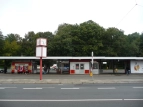 2011: Fahrgastunterstand vor Park